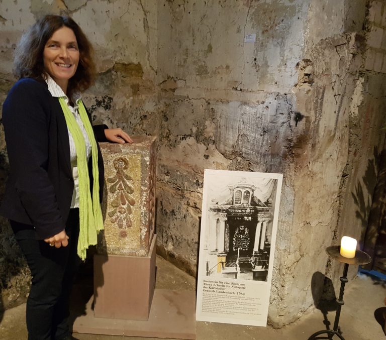 Überführung des Sockelsteins in die Synagoge Laudenbach